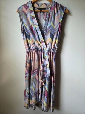 EUC BCBGMAXAZRIA SOFT SLINKY CHEVRON SURPLICE NECK FAUX WRAP DRESS S
